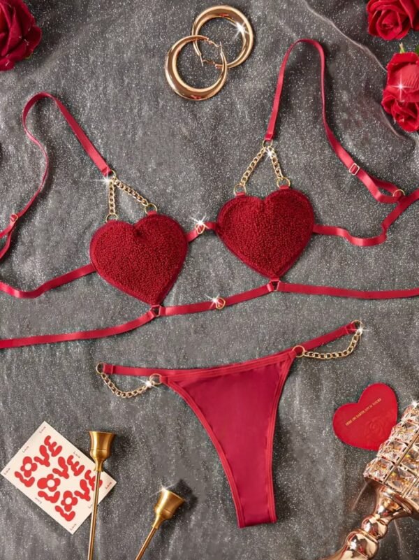 Conjunto de lenceria detalles de corazon y cadenas