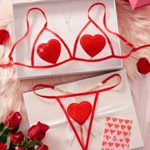 Sensual conjunto de dos piezas con detalles de “corazones”